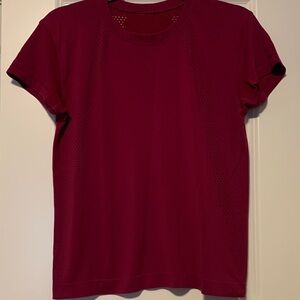 Lululemon Magenta Train to Be Top, Sz 6
Excellent Condition